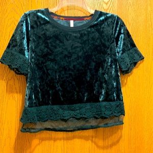 Xhilaration top. Size M
